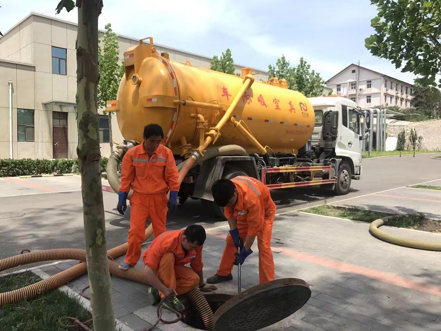 西沙管道疏通车停在窨井附近