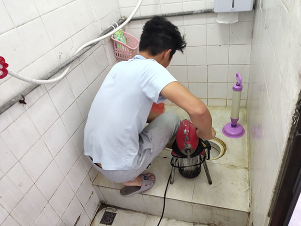 西沙管道堵塞冒臭气 专业师傅现场解决问题